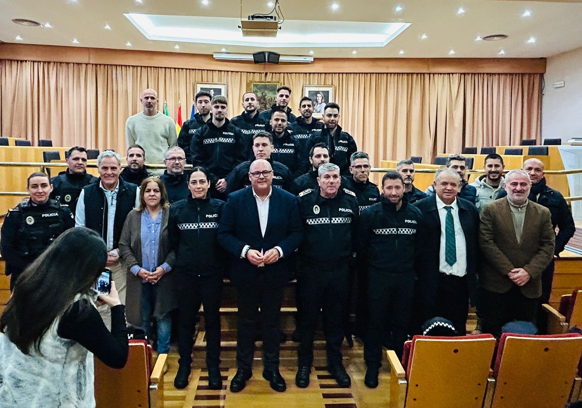 Foto de familia de los nuevos agentes de la Policía Local de Vélez-Málaga.