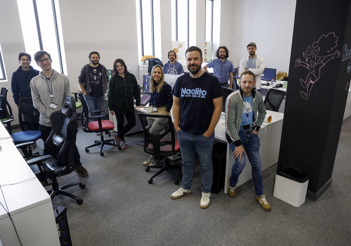 Nacho Arjona, junto a Cristina García y el resto del equipo de Naolito, en la sede del Polo de Contenidos Digitales.