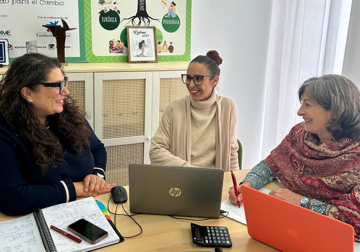 Luisa María Gómez, acompañada de Miriam Joy y Macarena Fernández, expertas de REDIME.