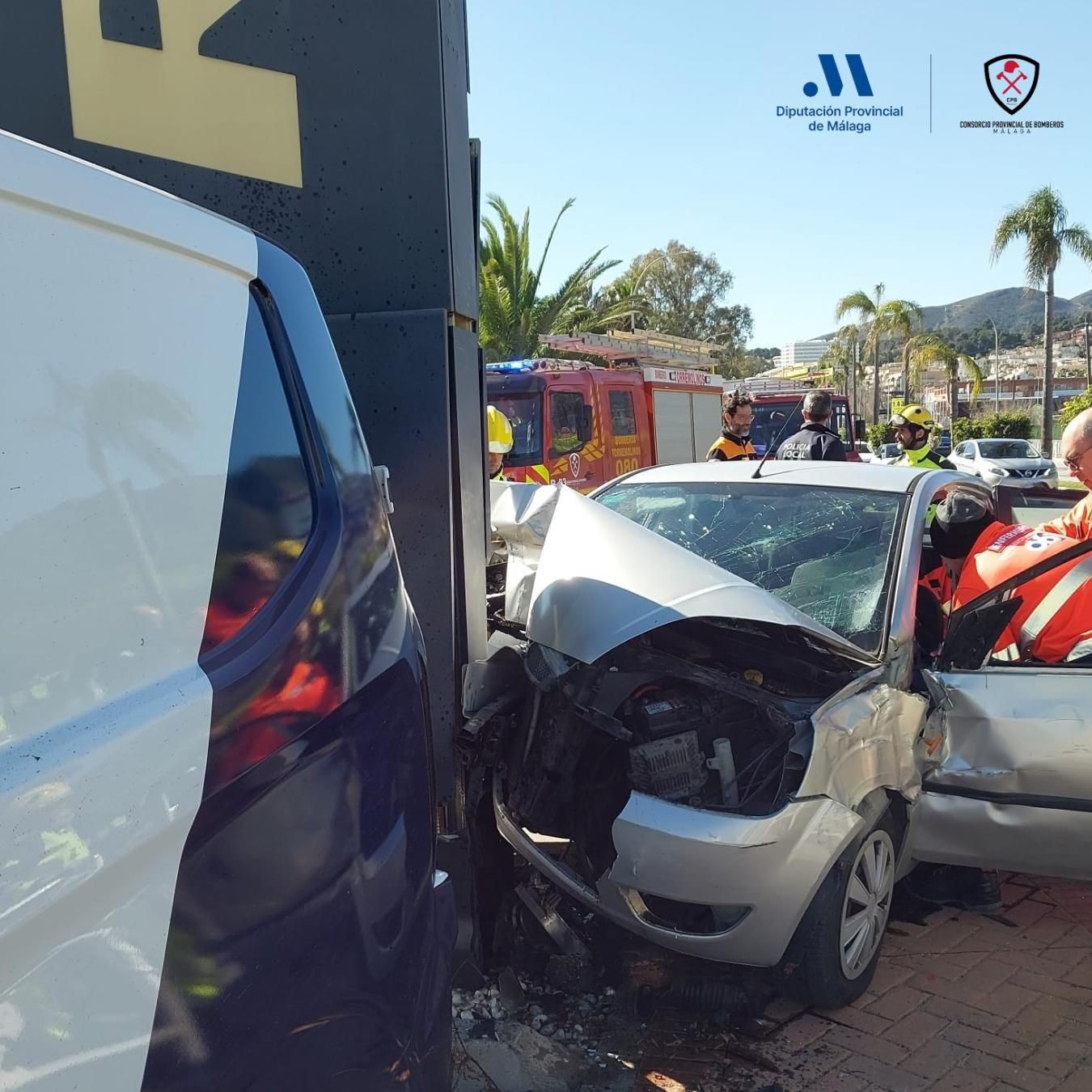 Un coche choca contra una columna de una gasolinera de Torremolinos