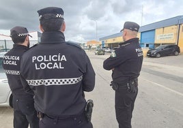 Policías locales de servicio en el polígono de Alhaurín de la Torre.