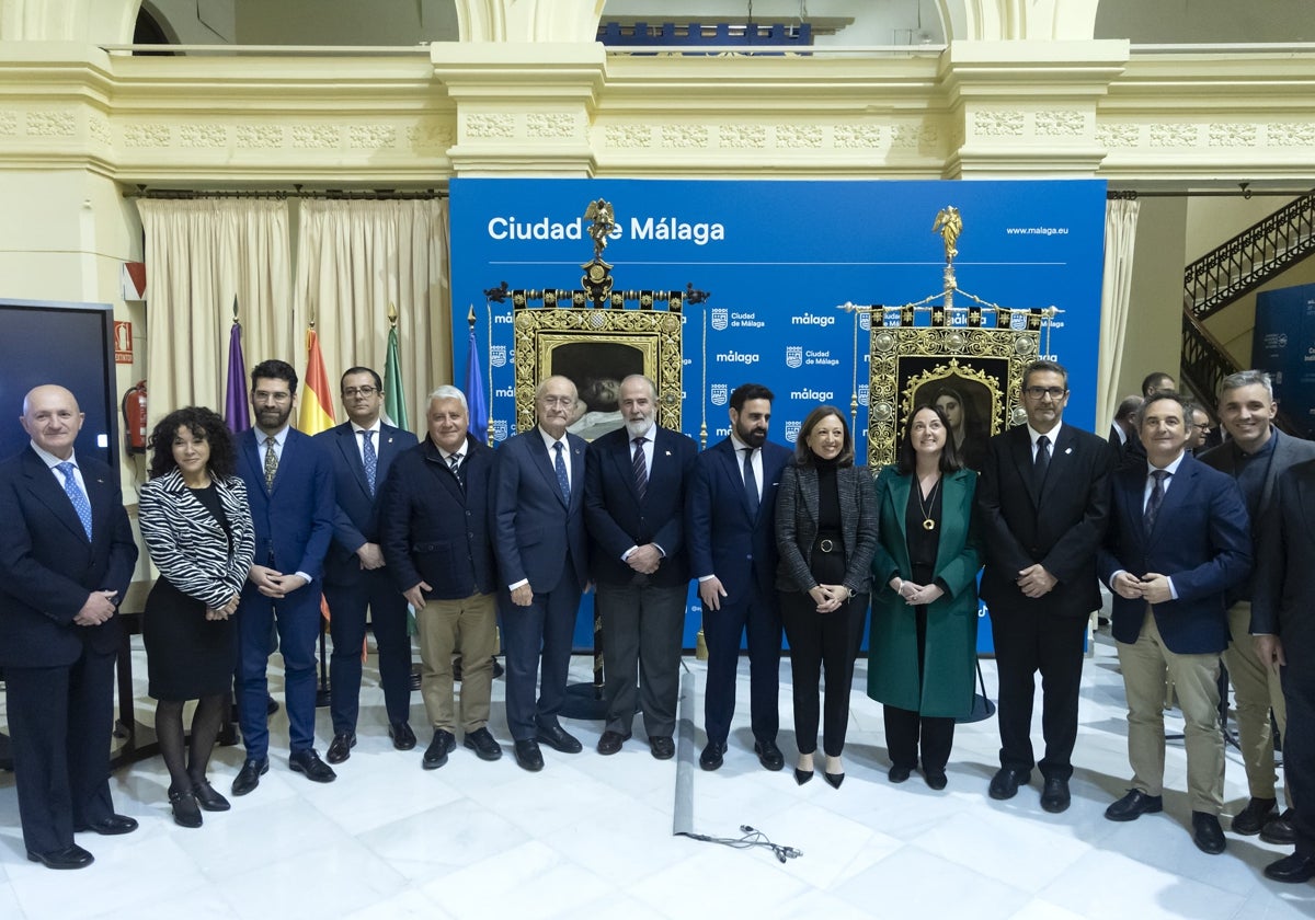 Presentación de los estandartes en el Consistorio.