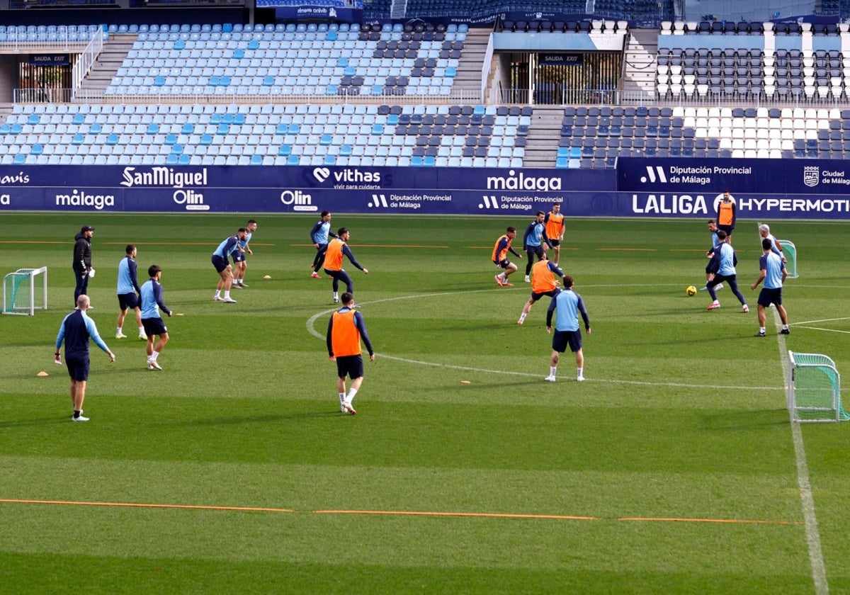 Los jugadores del Málaga preparan el partido ante el Racing en La Rosaleda.