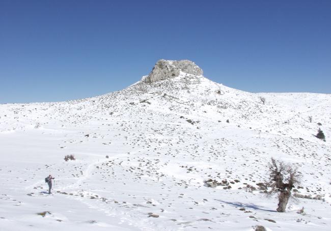 Al fondo, Peñón de Enamorados.