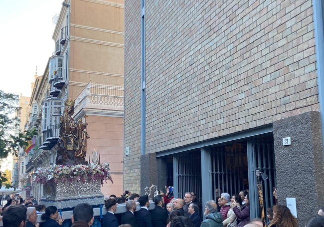 La Patrona de Málaga a su paso por la iglesia de Stella Maris en el lateral sur de la Alameda.