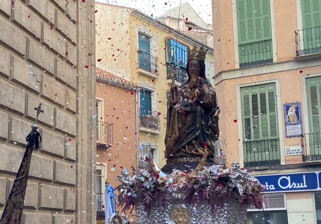 La imagen ha sido recibida en San Juan con una petalada.