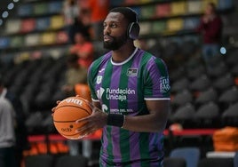 Ejim, calentando en La Coruña, en un partido de esta temporada.