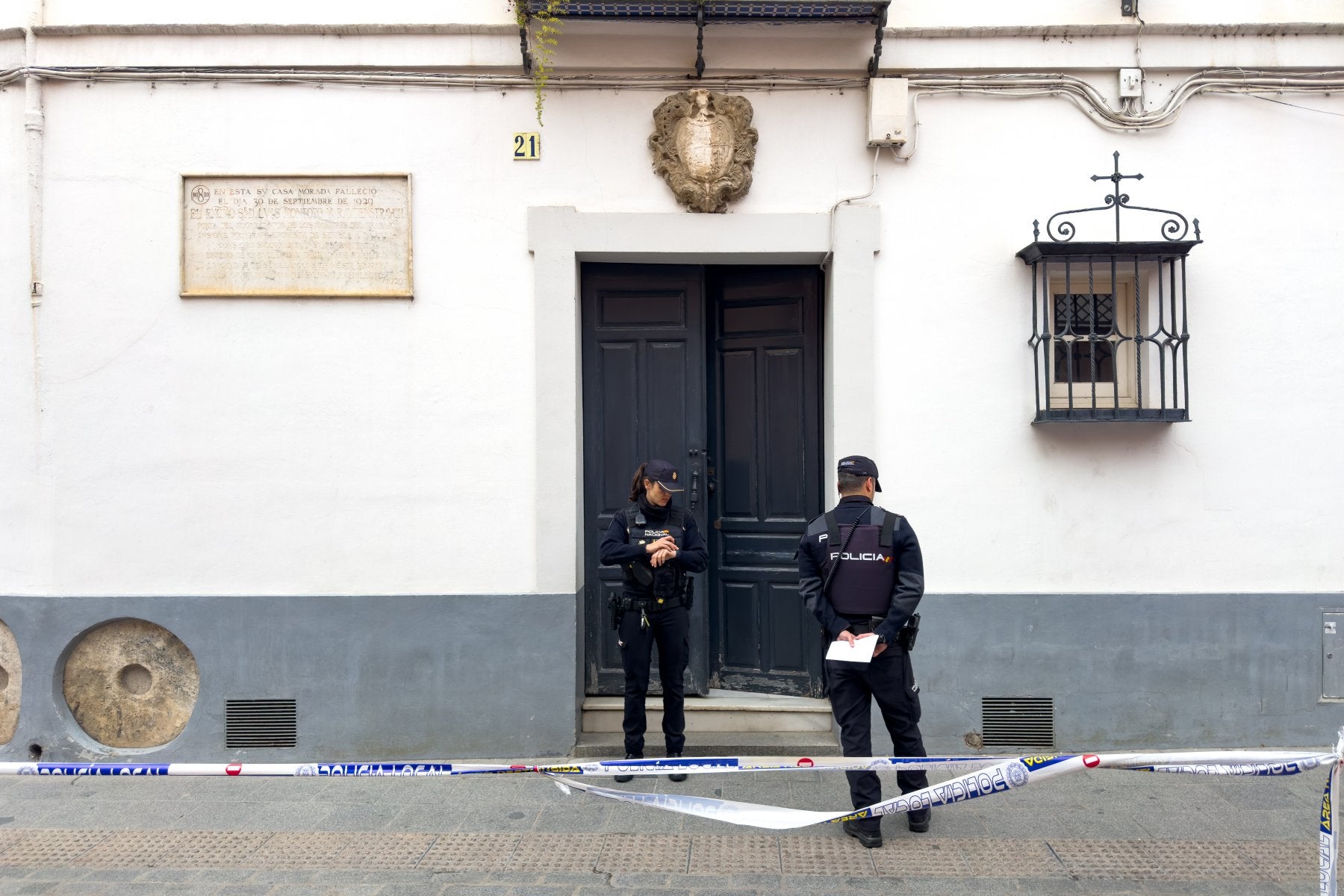 Dos policías, en la vivienda del matrimonio fallecido en Sevilla.