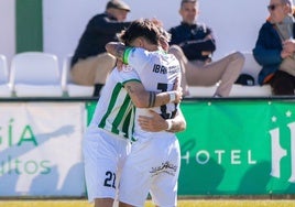 Los jugadores del Torremolinos festejan el gol .