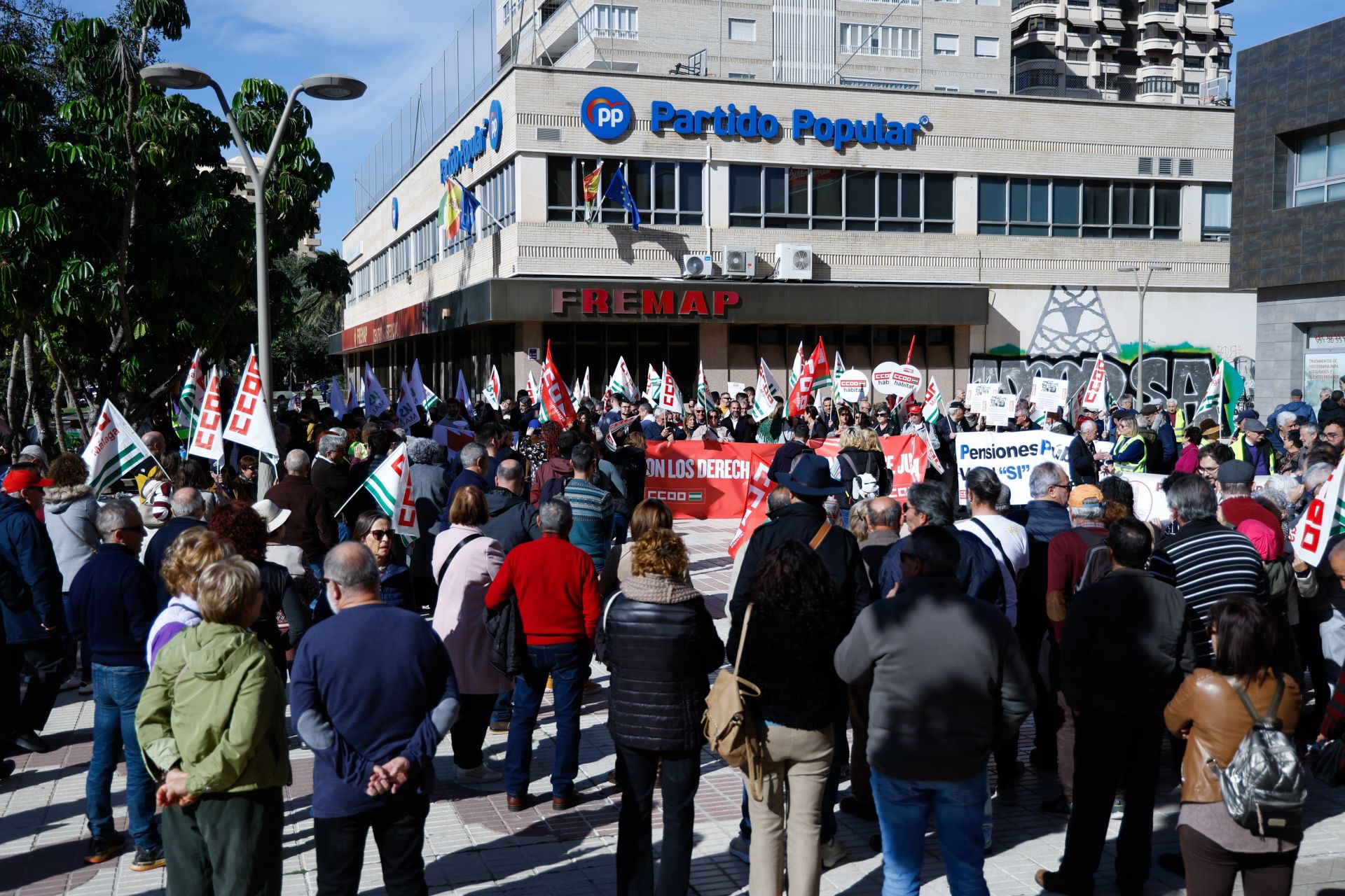 Unas 300 personas claman frente a la sede del PP en Málaga