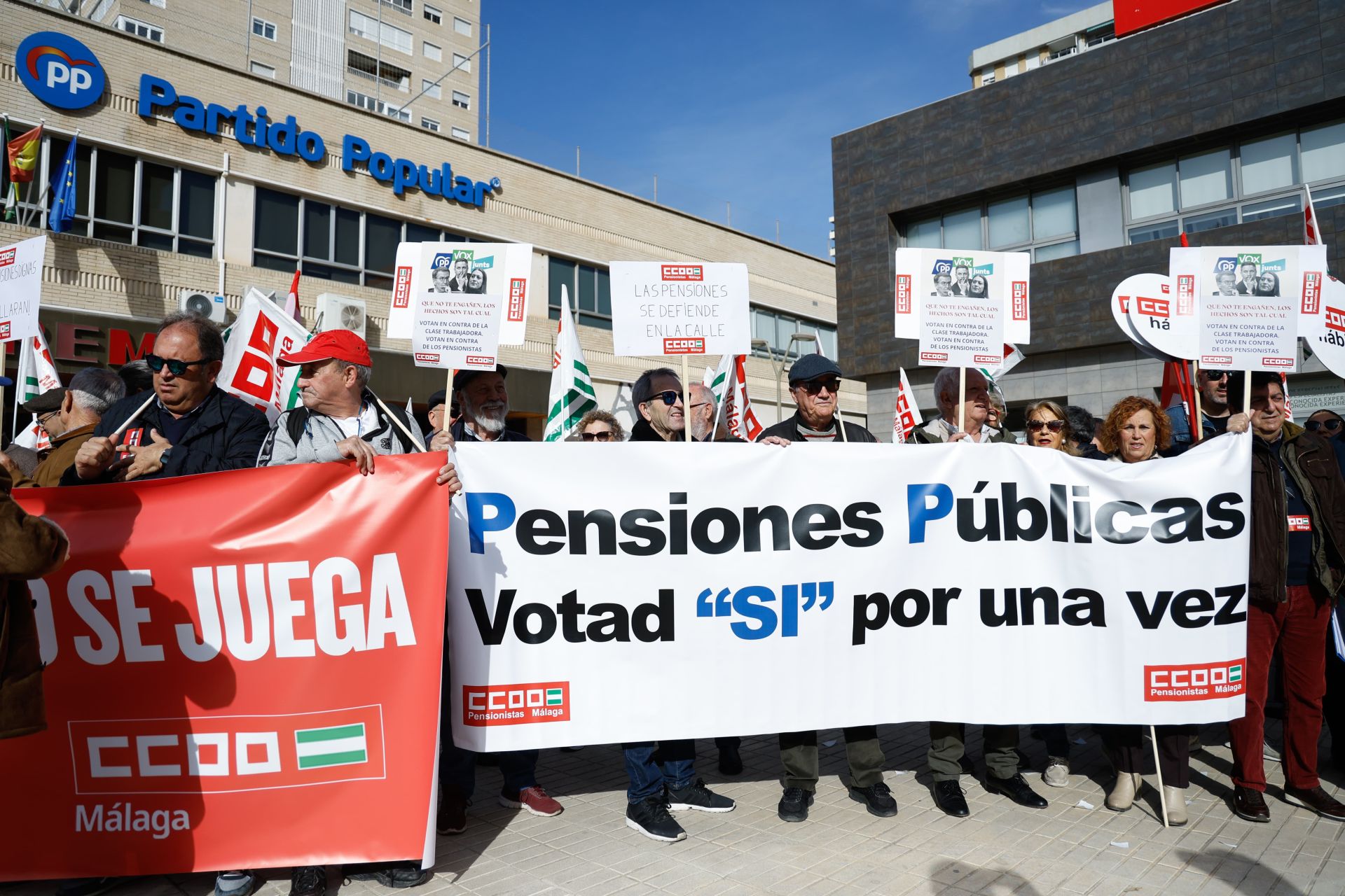 Unas 300 personas claman frente a la sede del PP en Málaga