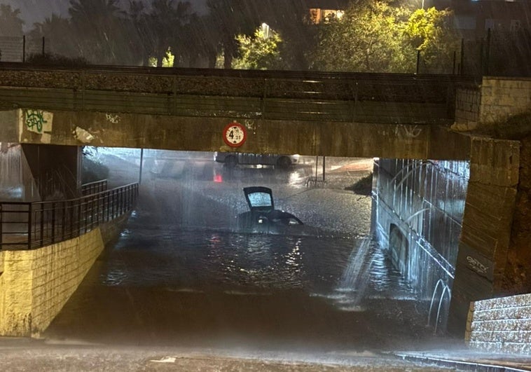 Estado en el que quedó el vehículo bajo el agua en el paso inferior del tren de Cercanías.