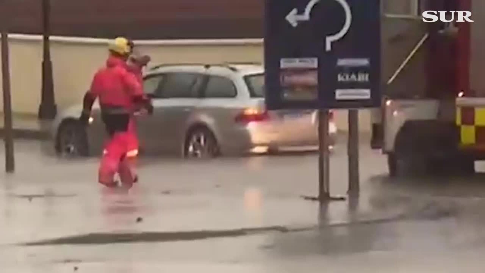 Rescatan a una familia de su vehículo debido a las lluvias en Fuengirola