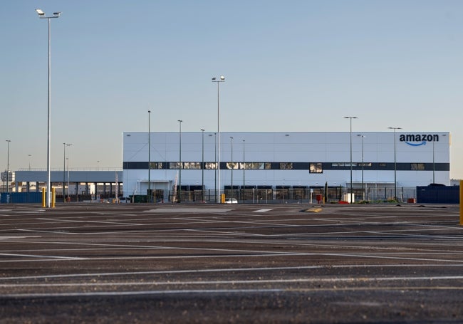 Nave del nuevo centro logístico de Amazon en Intelhorce.