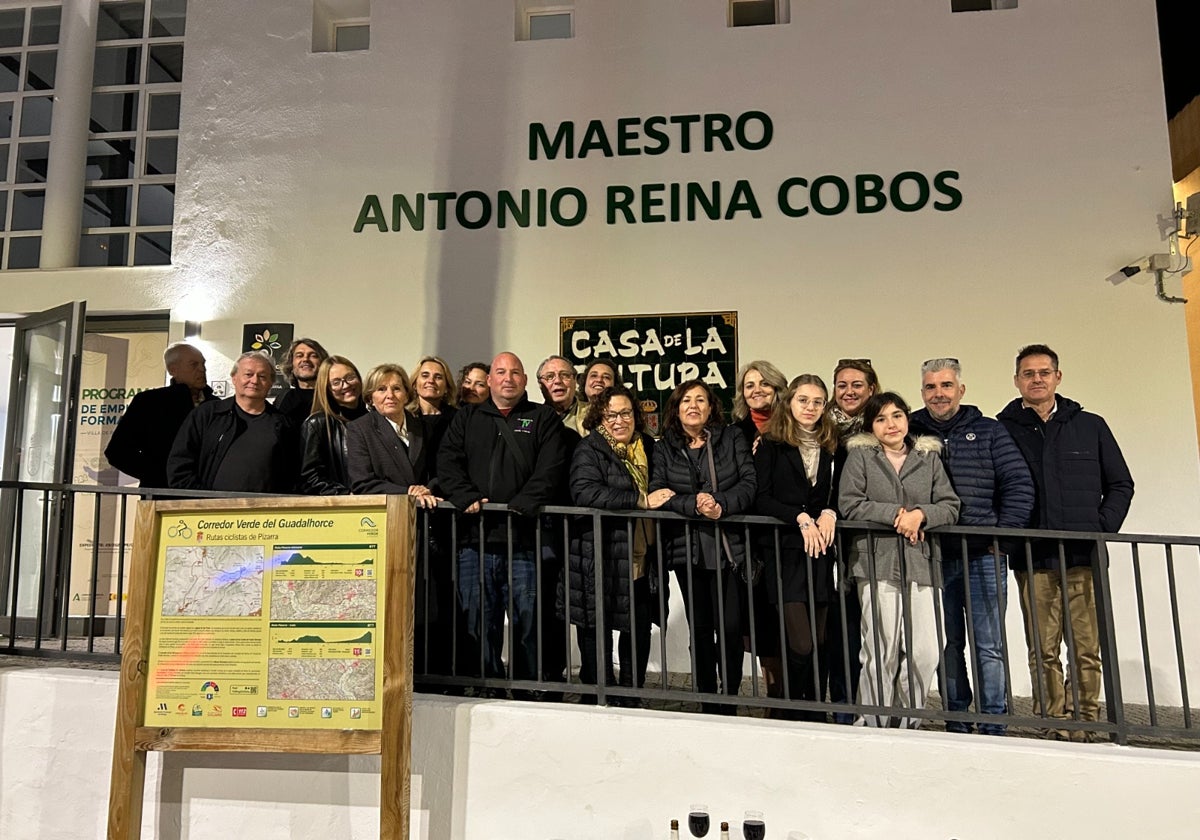 La familia Reina delante de la fachada del edificio que ahora lleva el nombre de su pariente.