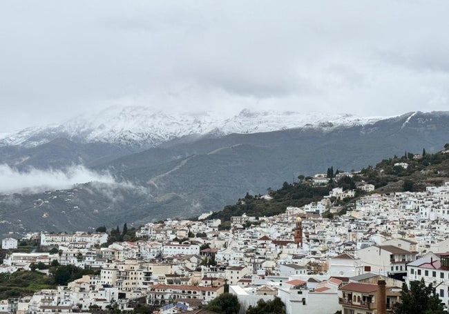 Imagen del casco urbano de Cómpeta, con La Maroma nevada al fondo.