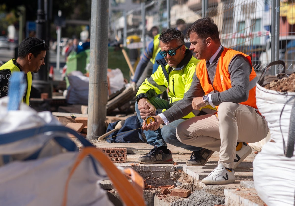 El edil de Obras, Diego López, en los trabajos de pluviales en la avenida Ricardo Soriano.