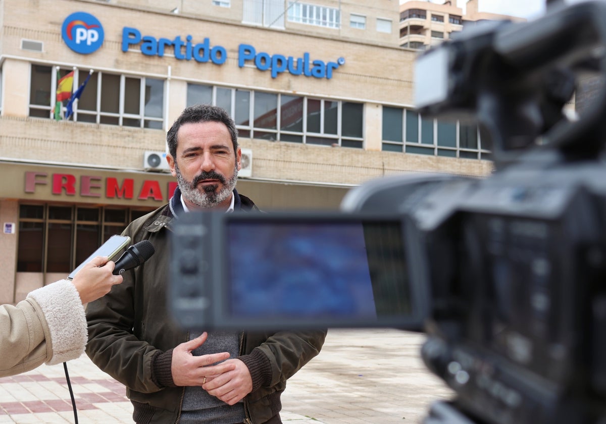 Carmona, este lunes, frente a la sede del PP, en el mismo lugar donde el domingo se concentraron sindicatos y partidos de izquierda.