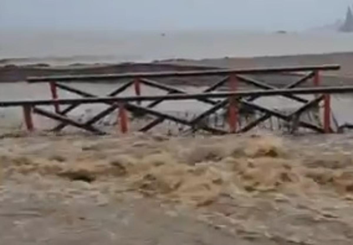 La crecida del arroyo El Charcón en Mijas se lleva por delante un puente peatonal