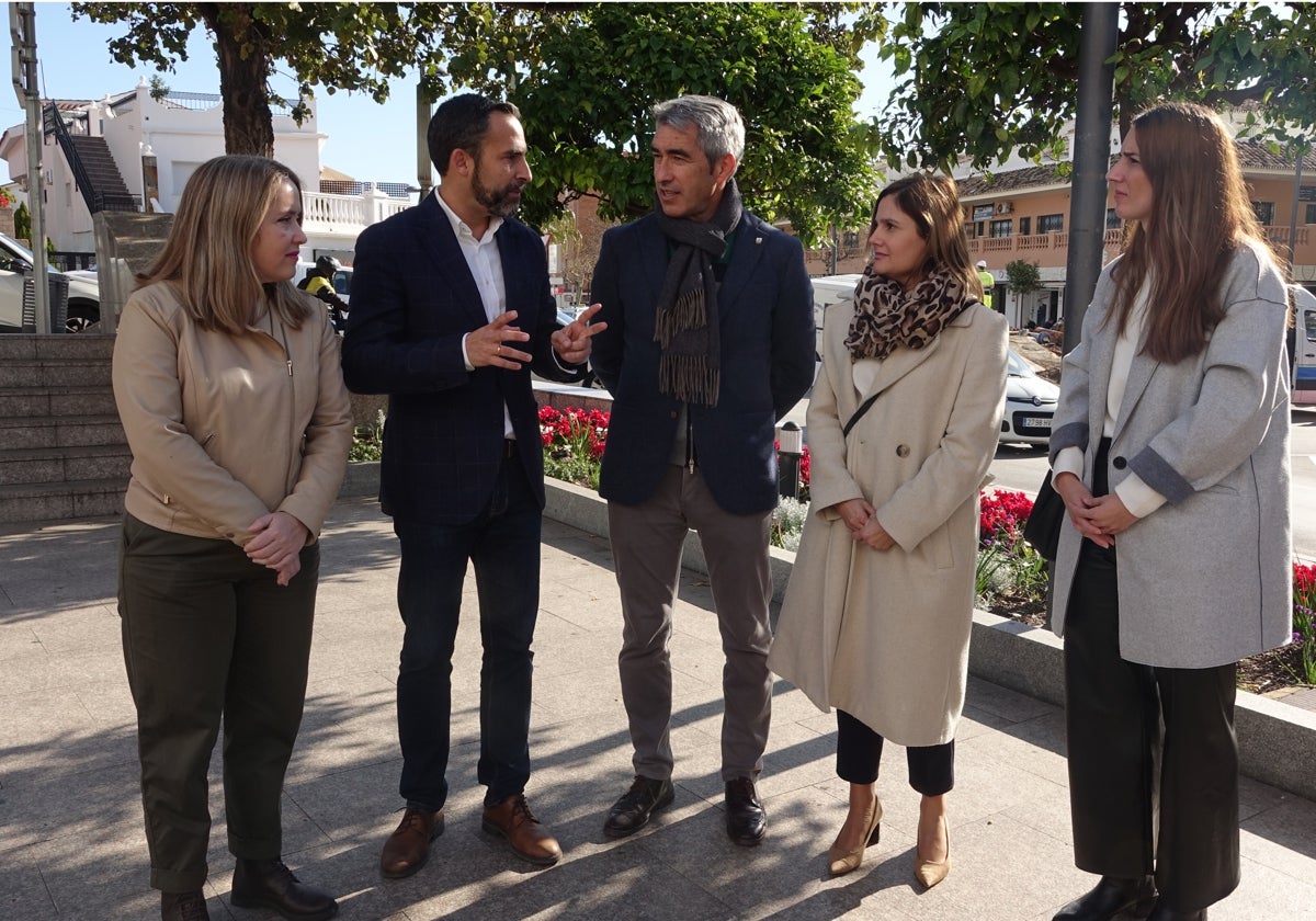 Pérez y Navas junto a concejales del PSOE.