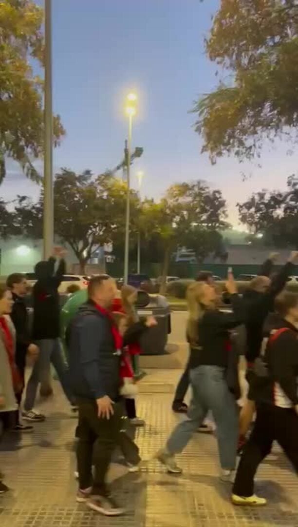 Los hinchas del Rytas irrumpen con cánticos en la Avenida Imperio Argentina