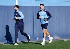 Luismi, trotando acompañado del readaptador físico del Málaga, José Lizana.