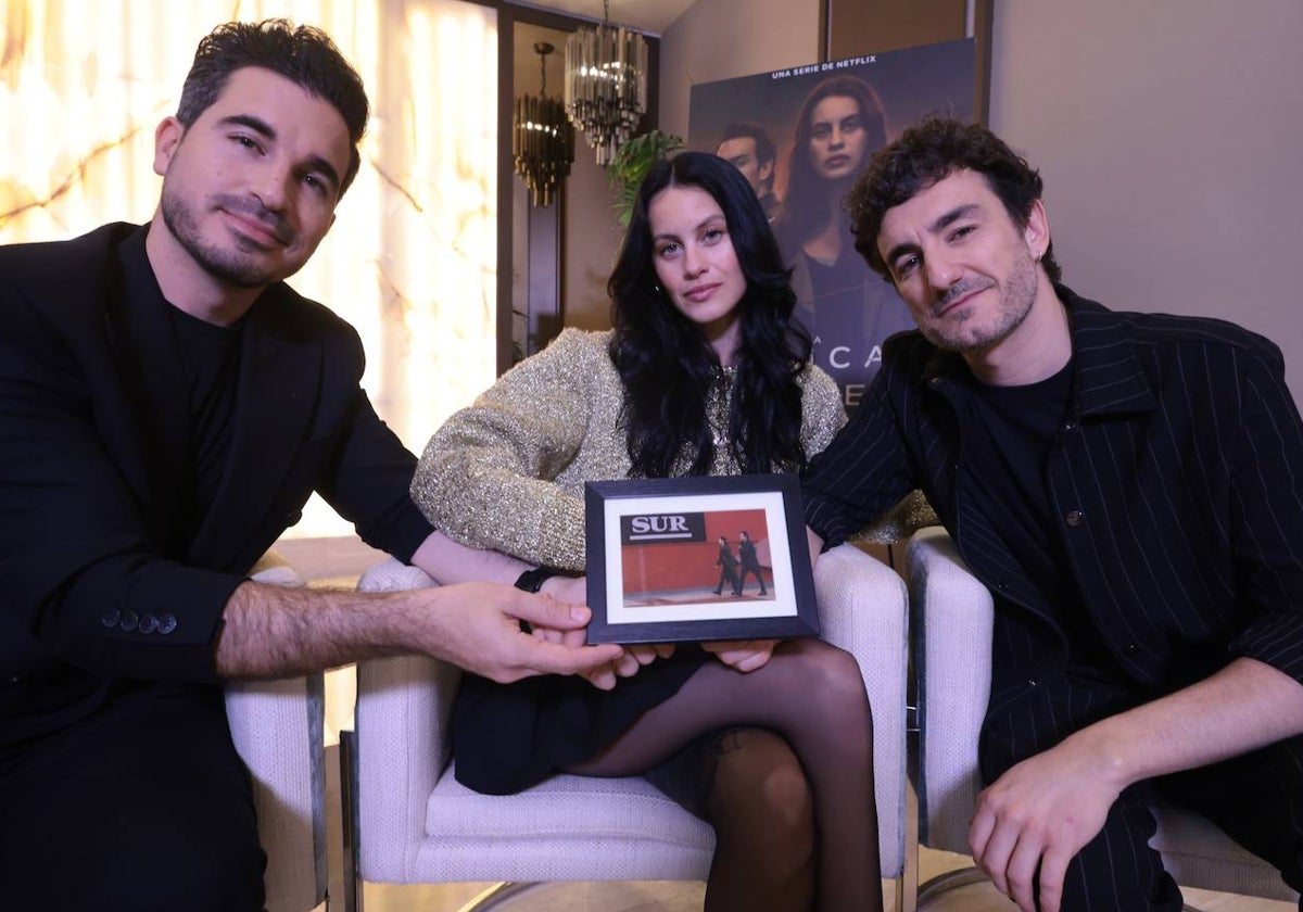 Javier Castillo, Milena Smit y Miki Esparbé sostiene una foto de la redacción de SUR en la serie 'La chica de nieve 2'.