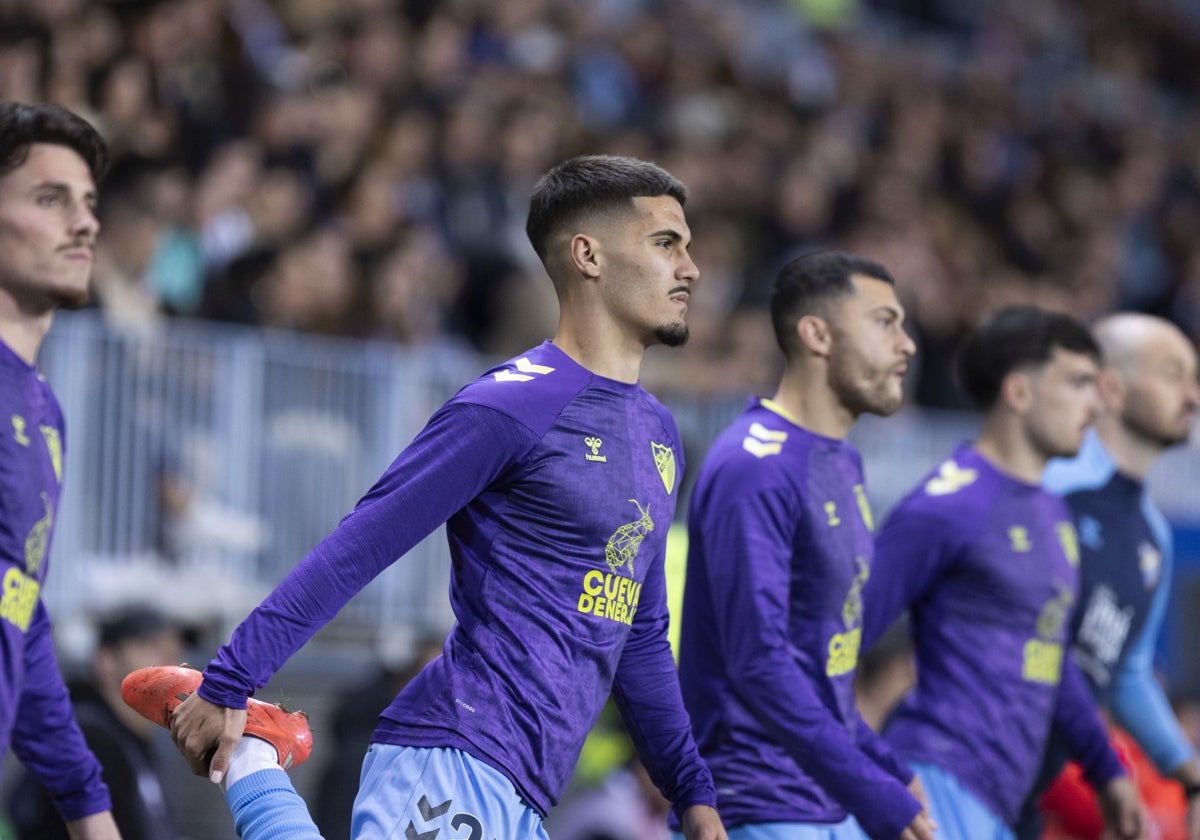 Chupete se prepara junto a jugadores de la primera plantilla antes de saltar al campo ante el Deportivo.