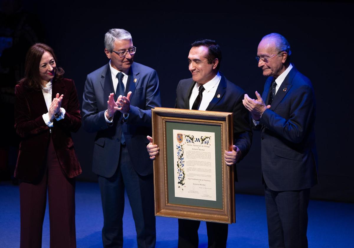 Montiel recibe el reconocimiento de la mano del presidente de la Diputación, Francisco Salado, junto a Patricia Navarro y Francisco de la Torre.