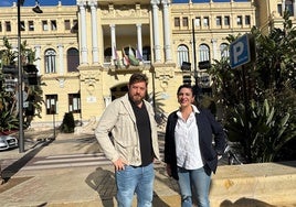 El nuevo portavoz de Con Málaga, Nico Sguiglia, miembro de Podemos, junto a Morillas, concejala por IU, delante de la fachada del Ayuntamiento de Málaga.