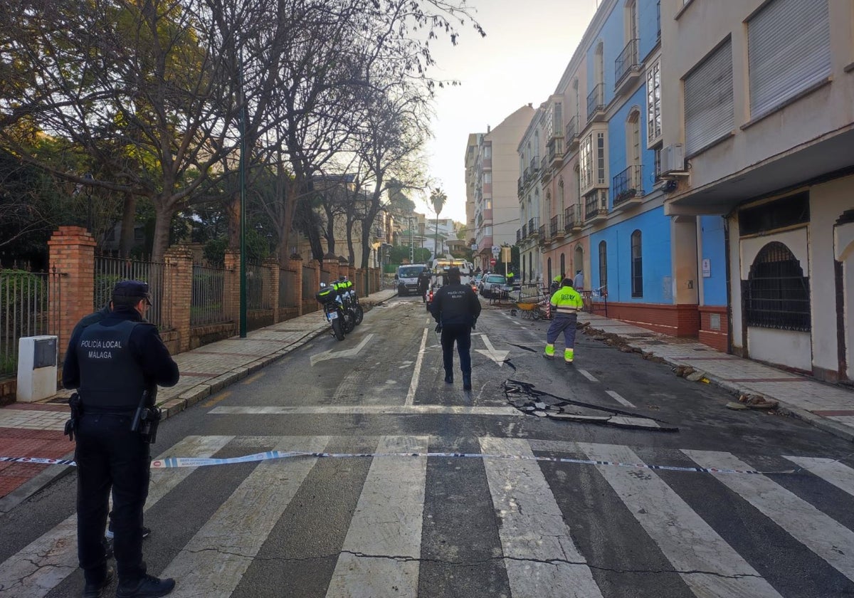 Tráfico cortado frente al Santuario de la Victoria por la rotura de una tubería de agua.