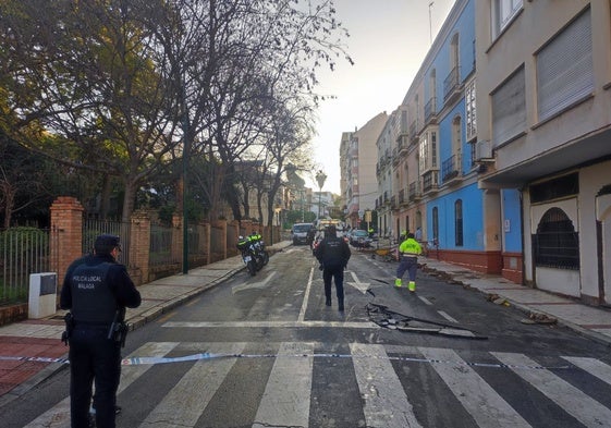 Tráfico cortado frente al Santuario de la Victoria por la rotura de una tubería de agua.