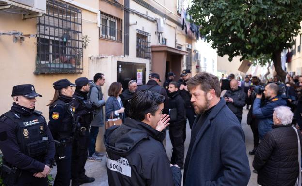 Nicolás Sguiglia, portavoz de Con Málaga, hablando con el equipo de emergencia social.