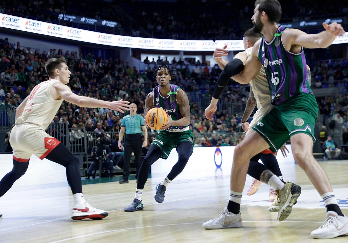 Carter penetra en una acción del partido contra el Rytas.