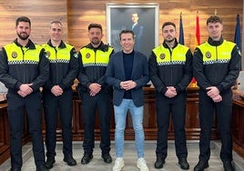 El alcalde torroxeño y el jefe policial, con los nuevos agentes.