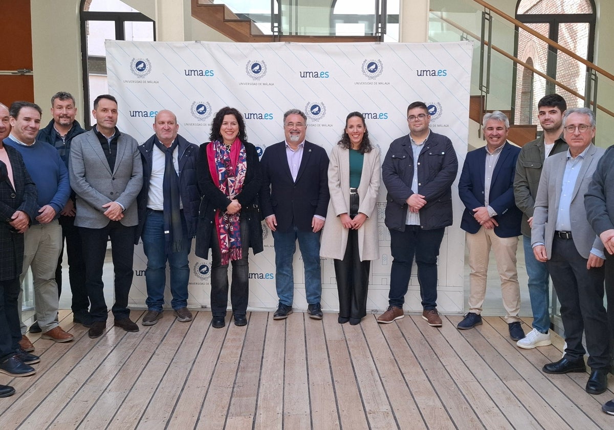 Investigadores y alcaldes de la Sierra de las Nieves en la presentación de la investigación.