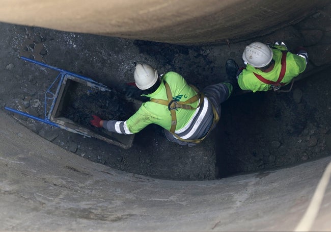 Dos operarios en plena faena dentro de la estructura.