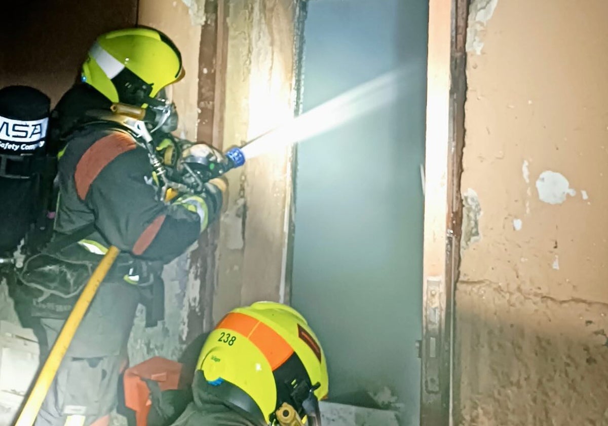 La dotación de Coín apaga el fuego de la vivienda.