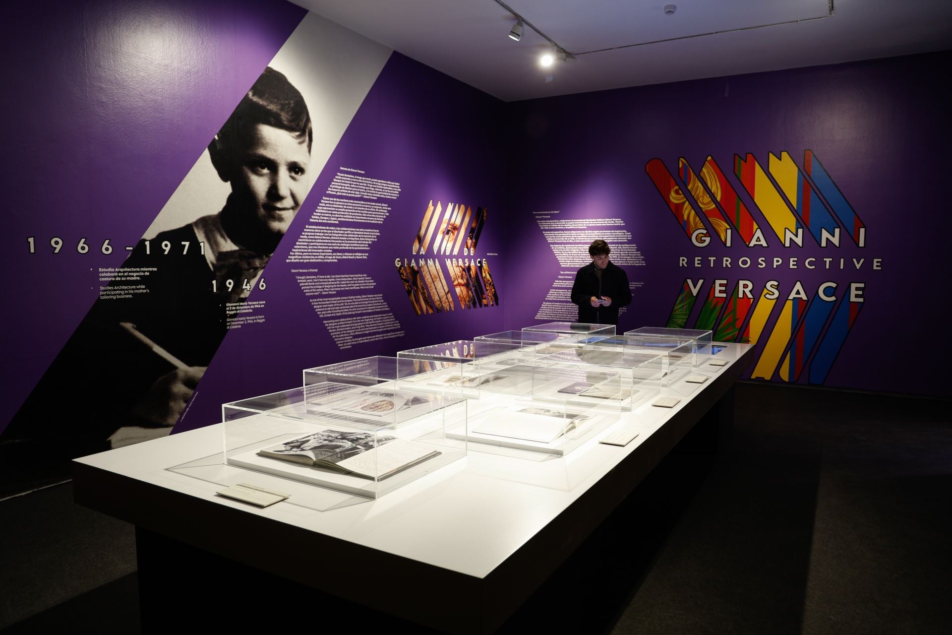 La exposición en Málaga sobre el legado del diseñador Gianni Versace, en imágenes