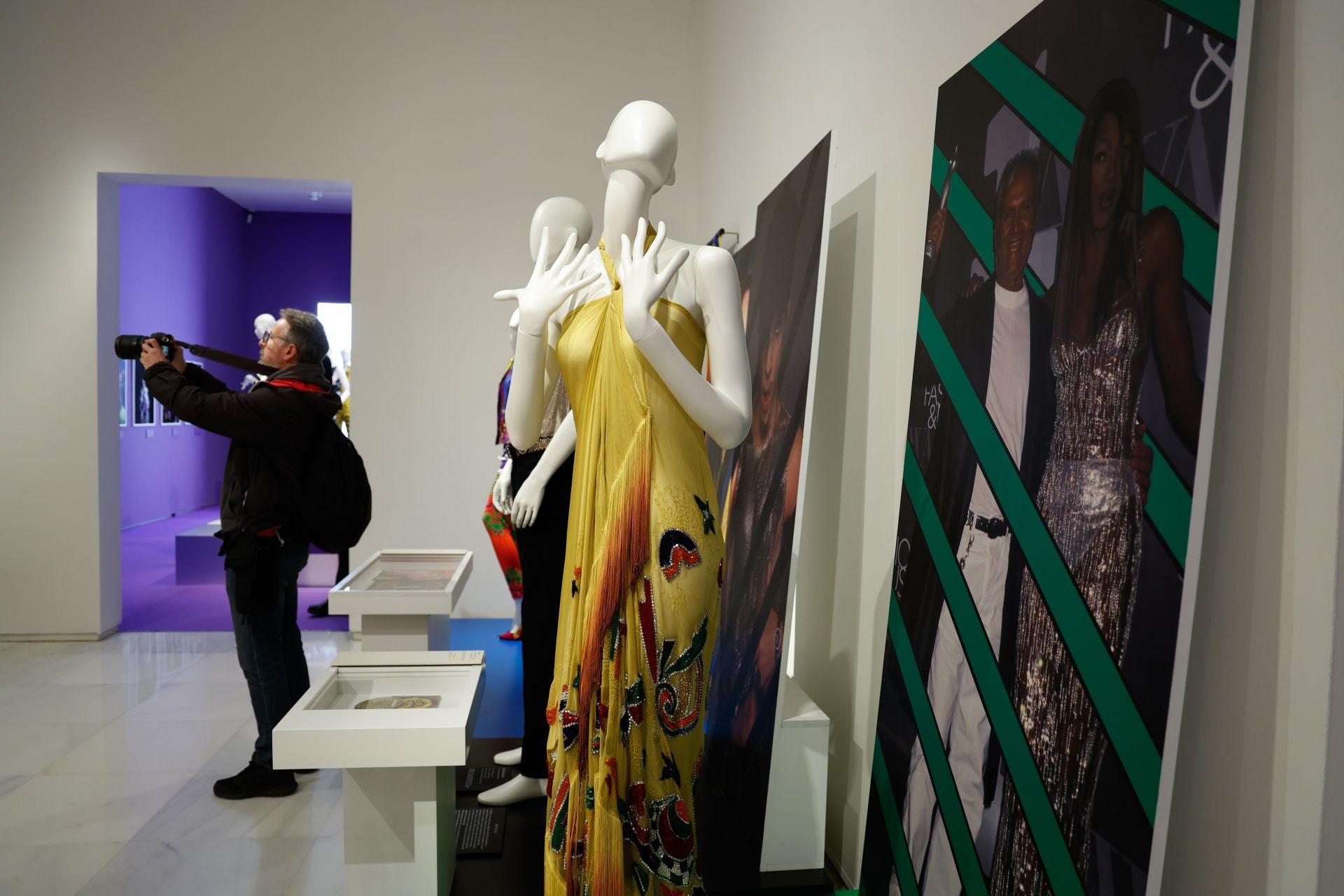 La exposición en Málaga sobre el legado del diseñador Gianni Versace, en imágenes