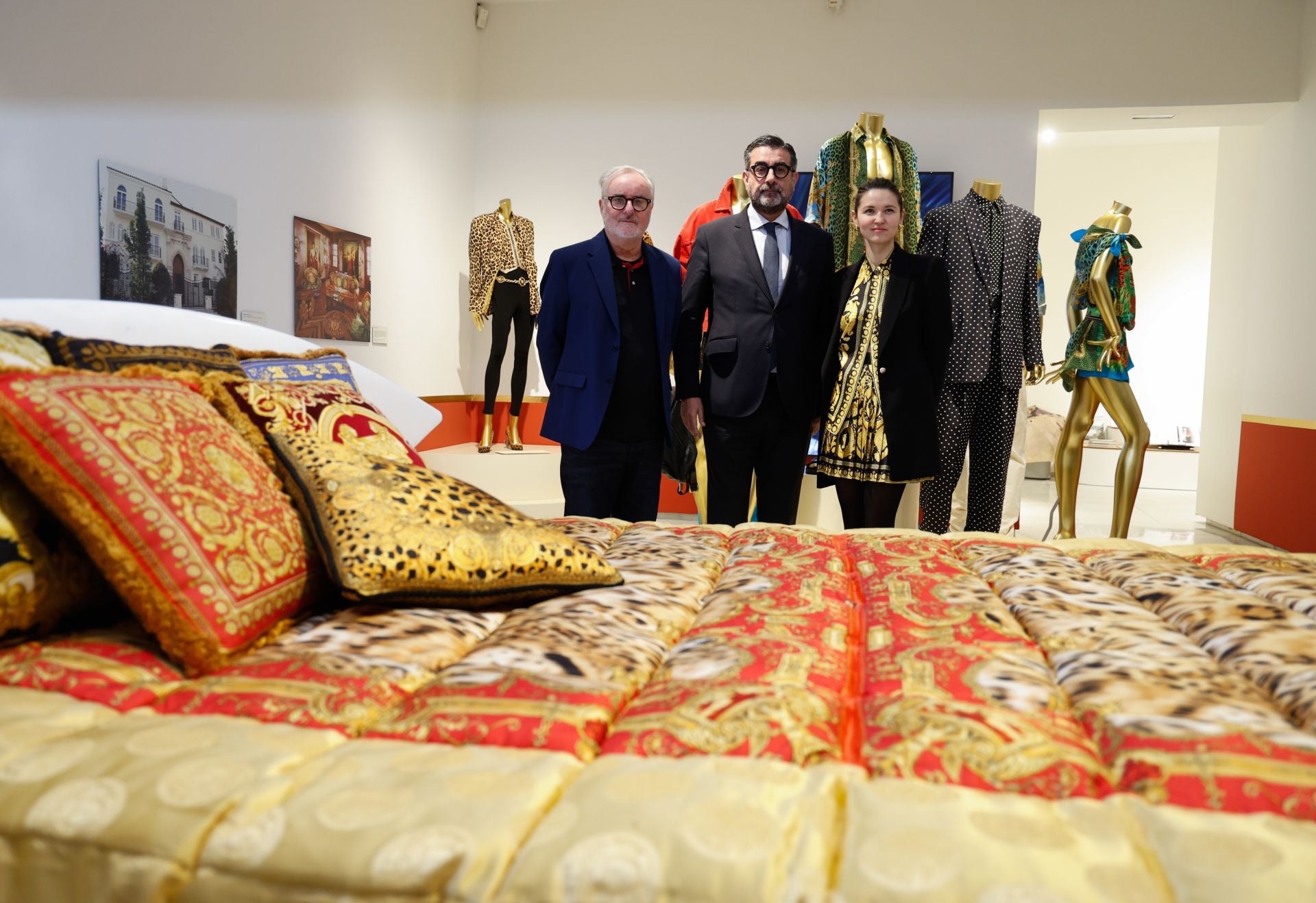 La exposición en Málaga sobre el legado del diseñador Gianni Versace, en imágenes