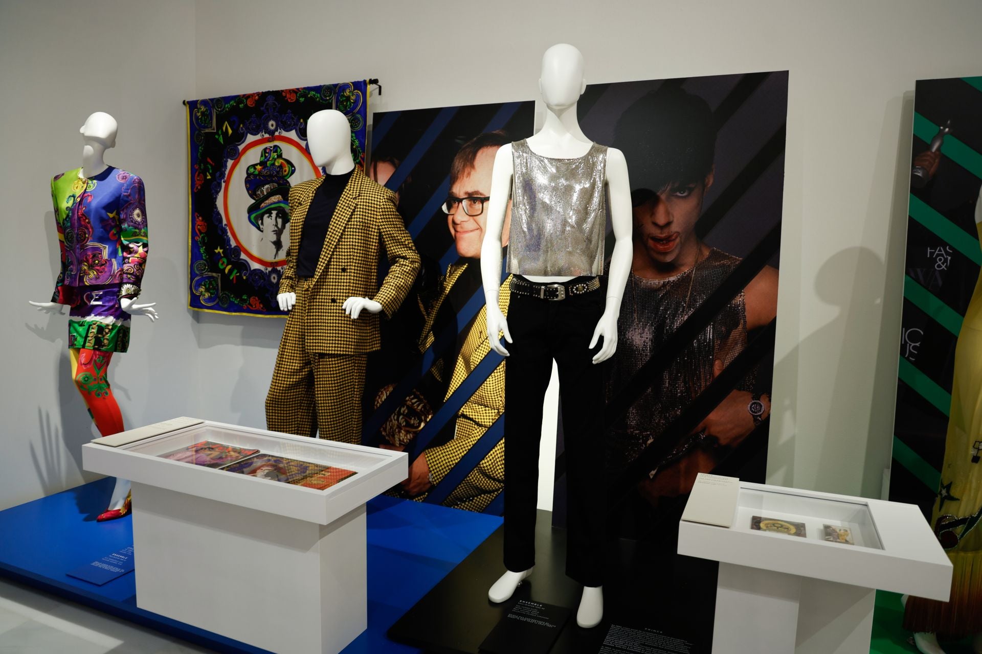 La exposición en Málaga sobre el legado del diseñador Gianni Versace, en imágenes