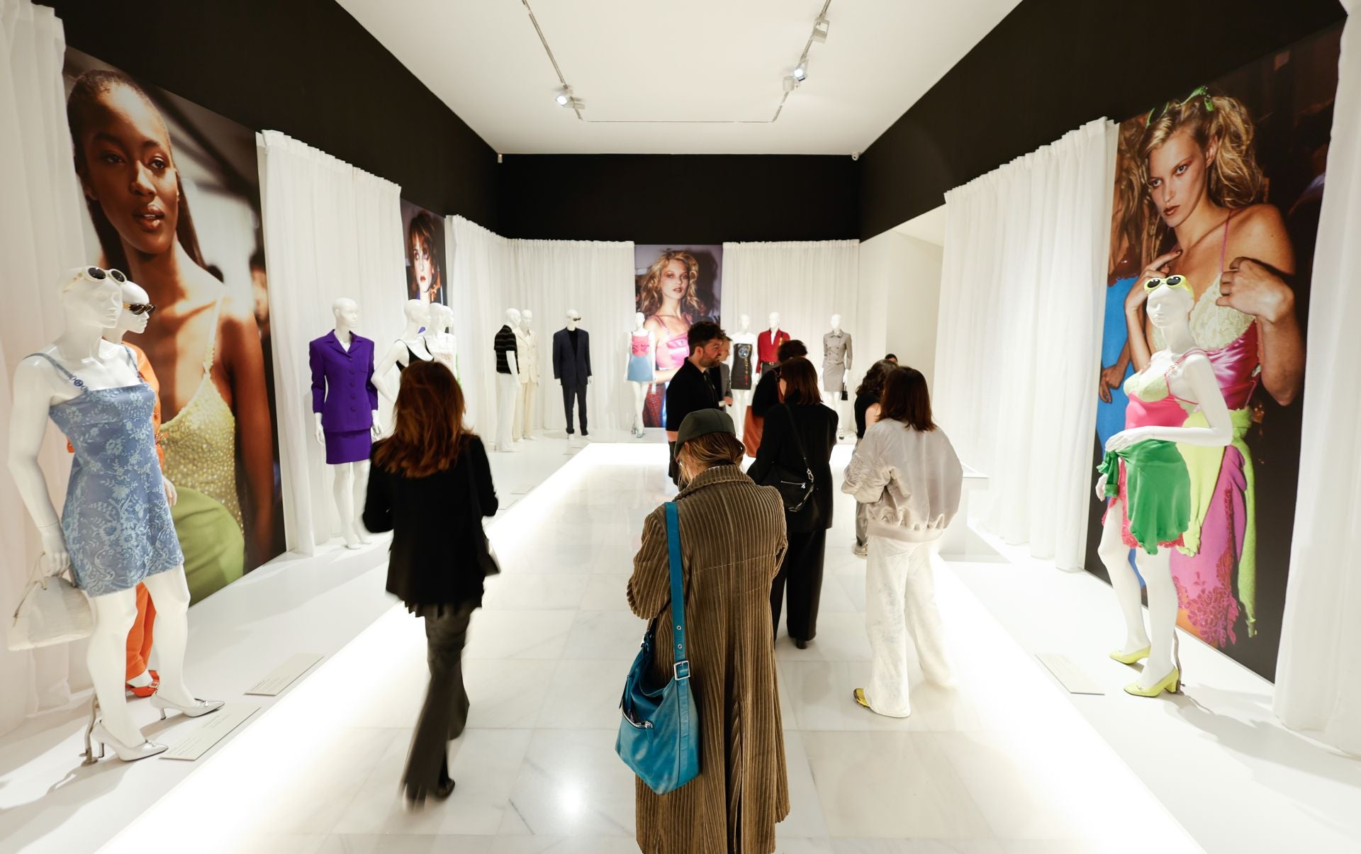 La exposición en Málaga sobre el legado del diseñador Gianni Versace, en imágenes