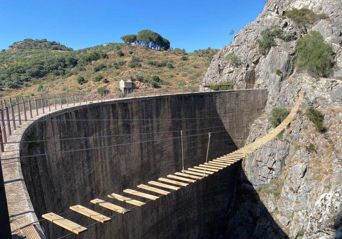 Imagen de una pasarela recientemente instalada en el cuerpo de presa.