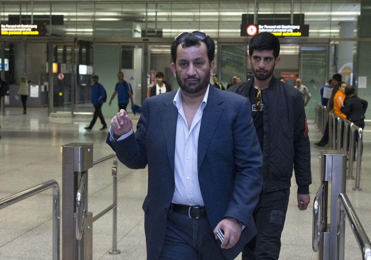 Al-Thani, junto a uno de sus hijos en una llegada al Aeropuerto de Málaga añlos atrás.