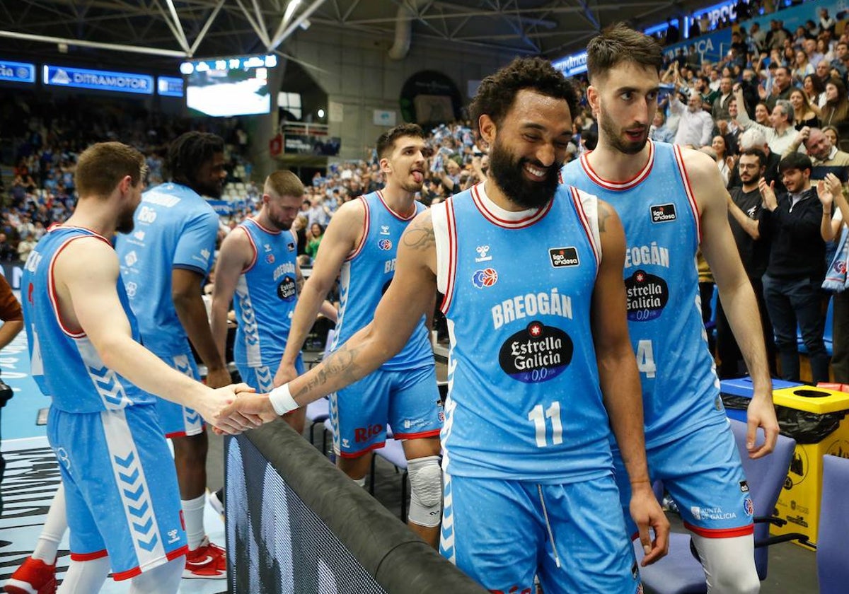 Los jugadores del Breogán celebran la victoria ante el Bilbao.