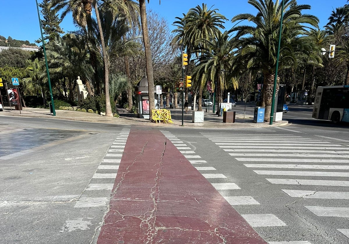 Vista de una grieta en la calzada de la zona denunciada.