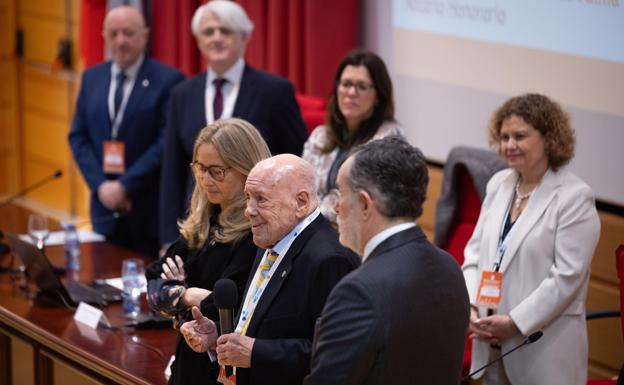 Víctor Garrido de Palma, tras recibir el reconocimiento del Congreso, entre los dos codirectores, María Belén González y Juan Ignacio Peinado.