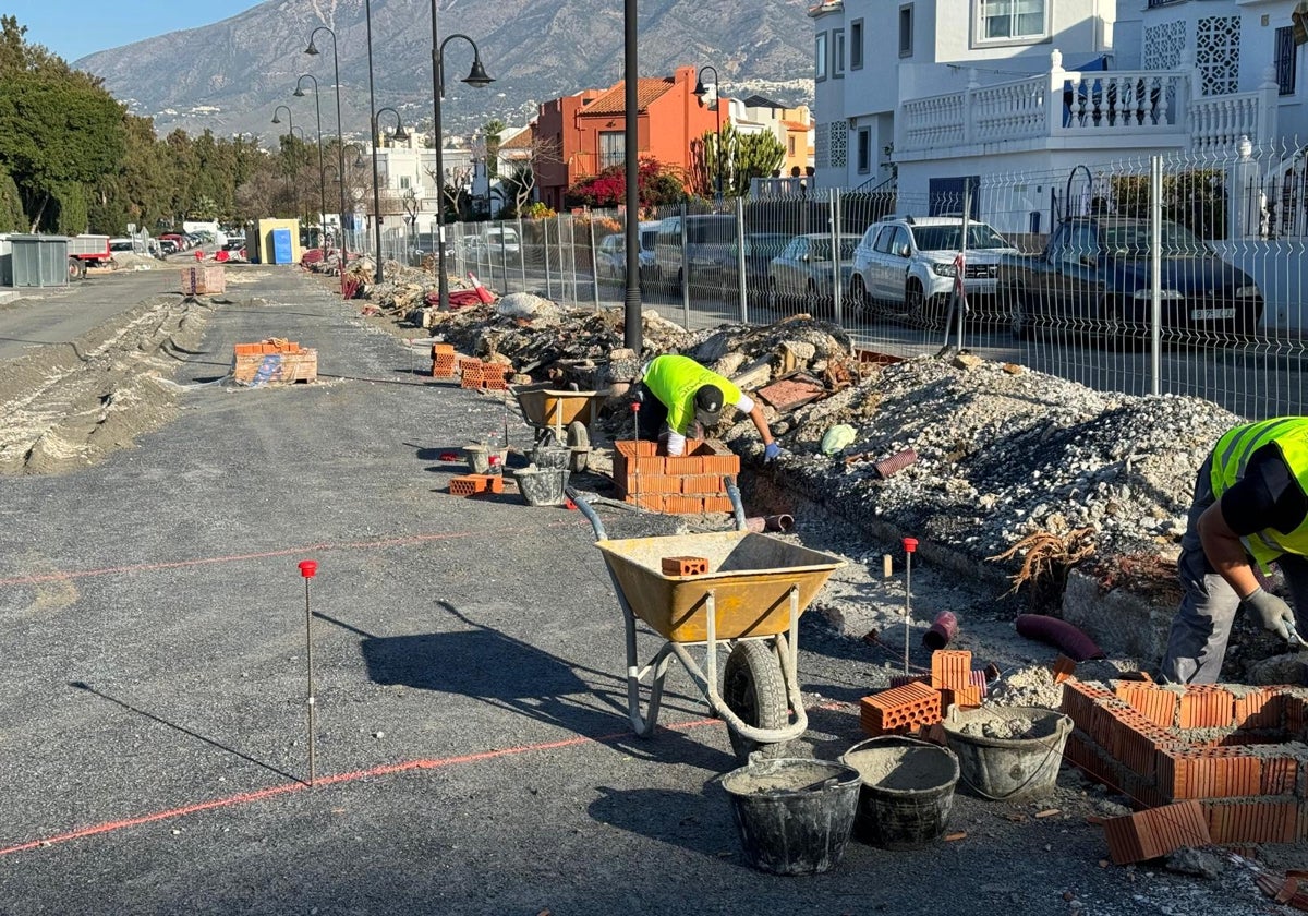 Obras en la calle Río Darro de Mijas.