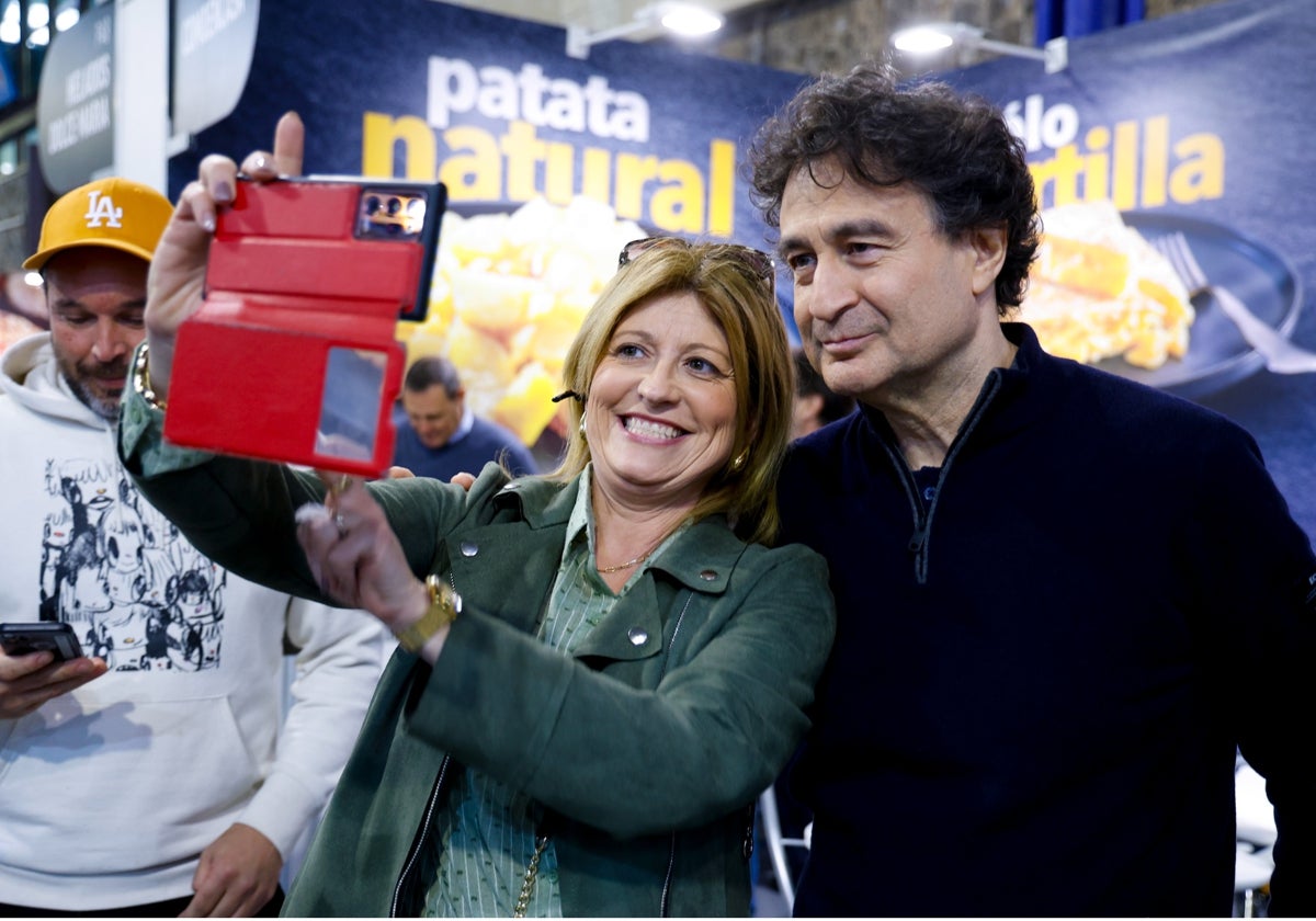 Pepe Rodríguez no se cansó de fotografiarse con el público durante su visita al salón H&T.